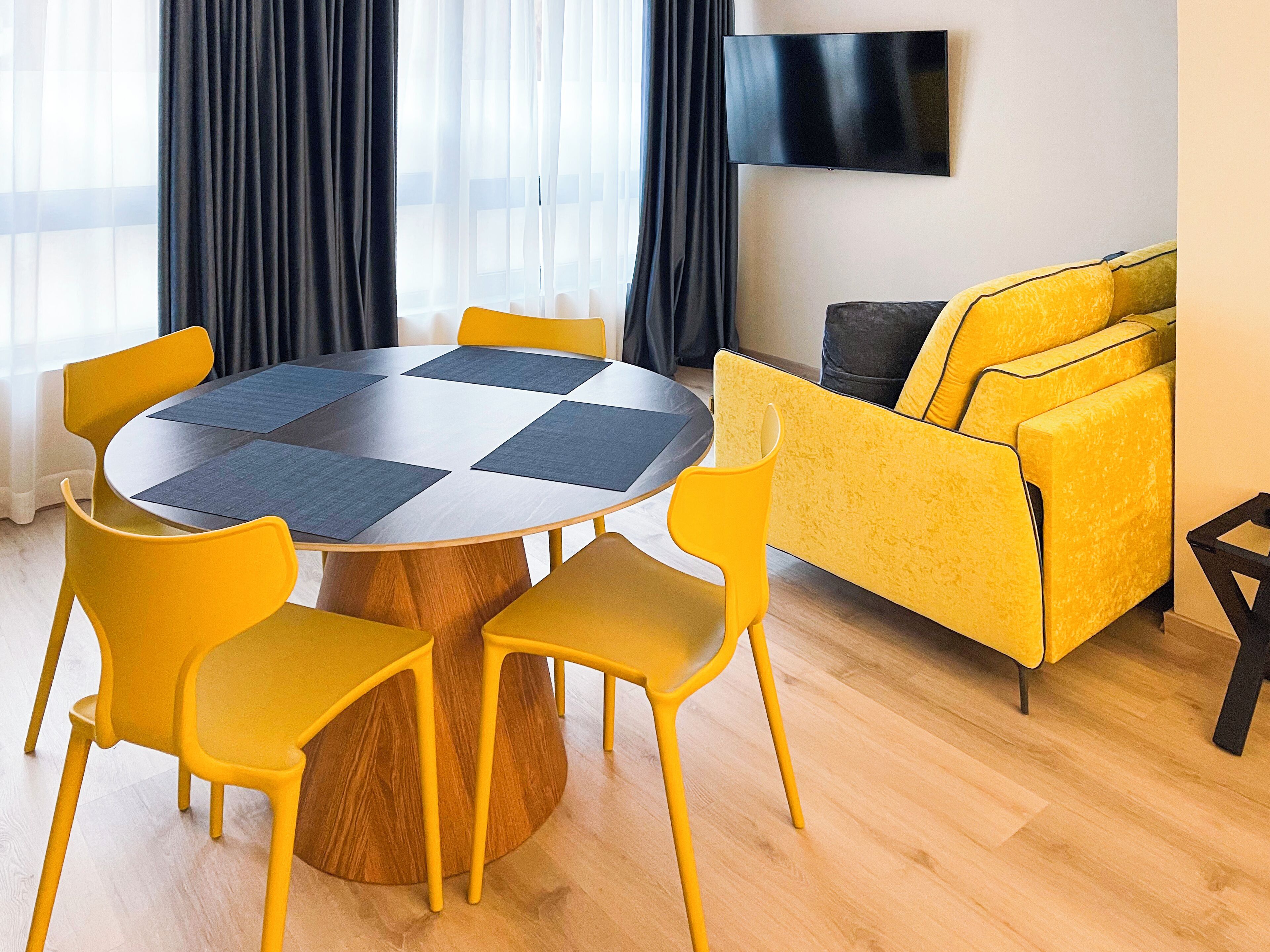 Barrier-free Apartment | Woonruimte | Een computerscherm en een printer