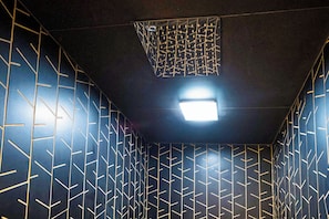 Secador de pelo, pantuflas, toallas, jabón