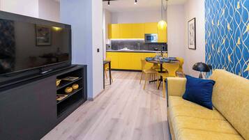 Superior appartement | Woonruimte | Een computerscherm en een printer