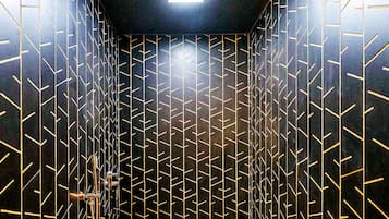 Junior suite | Badkamer | Een haardroger, pantoffels, handdoeken, zeep