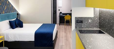 خزنة داخل الغرفة ومكتب ومساحة عمل للكمبيوتر المحمول وستائر تعتيم