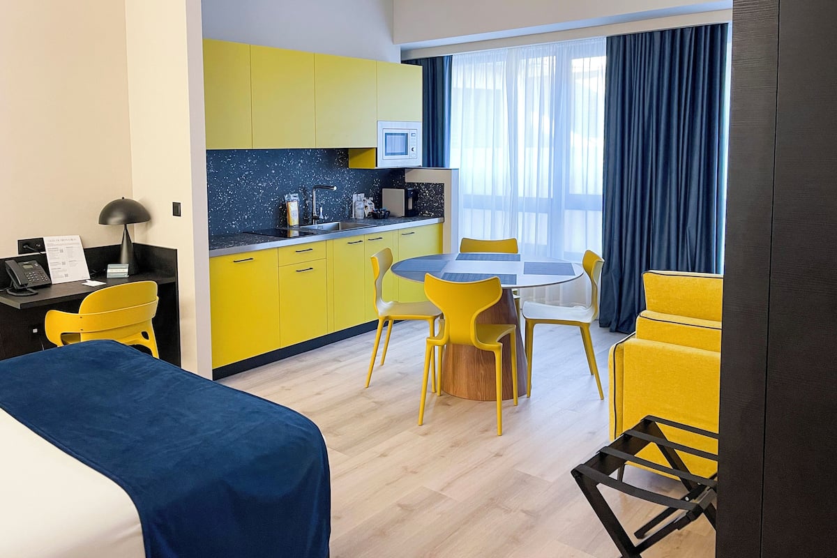 Apartamento, accesible en silla de ruedas | Zona de estar | Una pantalla de ordenador, una impresora
