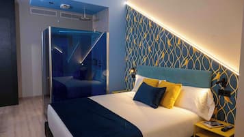 Design appartement | Een kluis op de kamer, een bureau, een laptopwerkplek