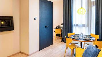 Suite with steam sauna, chromatic shower and whirlpool bath | Área de sala de estar | Monitor de computadora y impresora