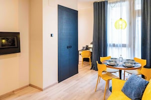 Suite with steam sauna, chromatic shower and whirlpool bath | Stofa | Tölvuskjáir, prentarar