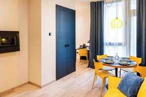 Suite with steam sauna, chromatic shower and whirlpool bath | 起居区 | 电脑显示器、打印机