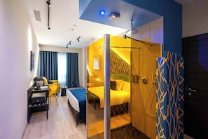 In-room safe, desk, laptop workspace, blackout curtains - Pathos by Mimood Aparthotels (València)