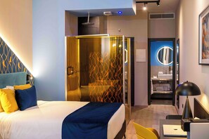 Room with shower X 2 | Coffres-forts dans les chambres, bureau