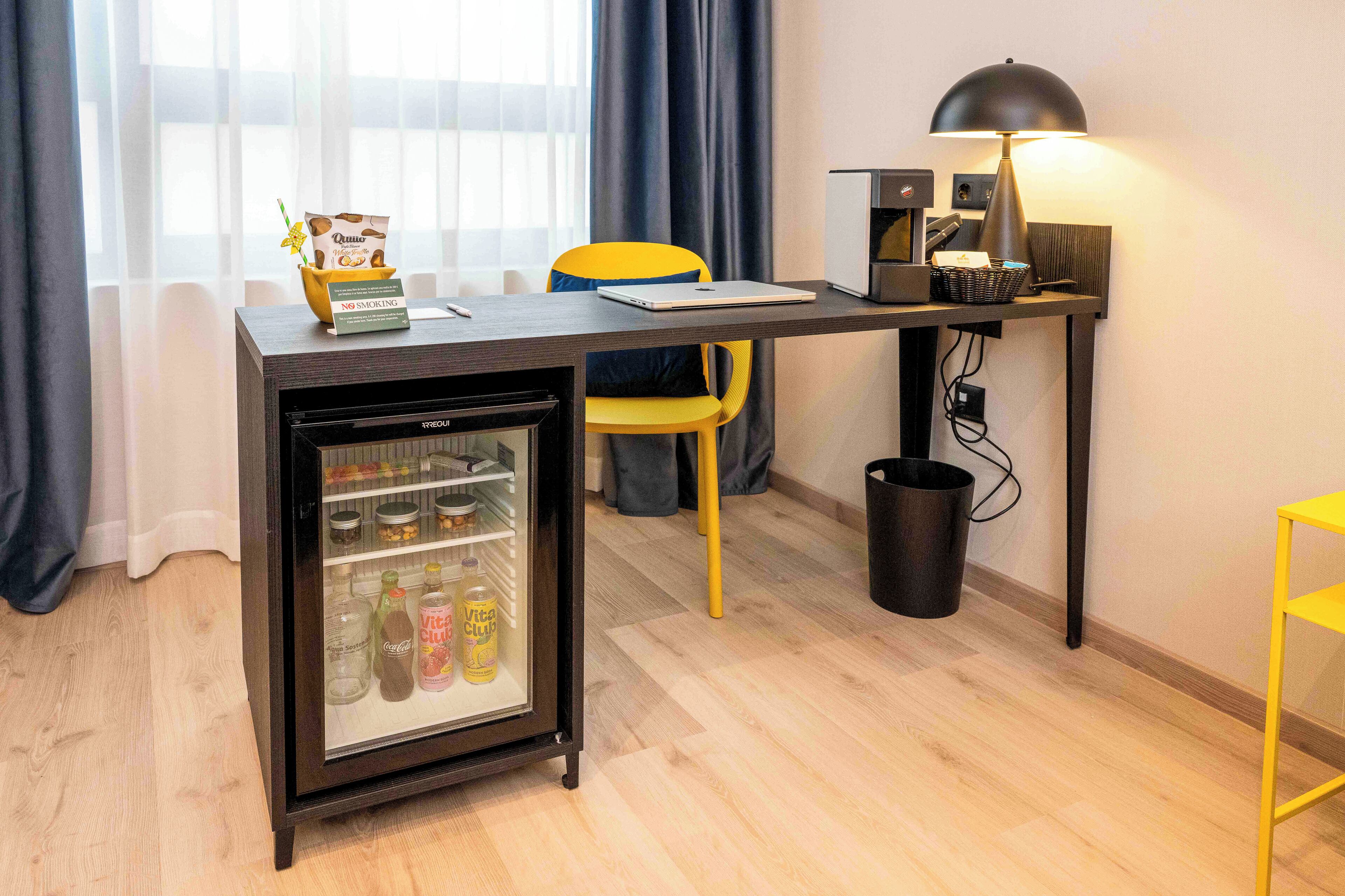 Tweepersoonskamer | Een kluis op de kamer, een bureau, een laptopwerkplek