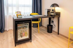 Dobbeltrom | Safe på rommet, skrivebord og skrivebord for bærbar PC