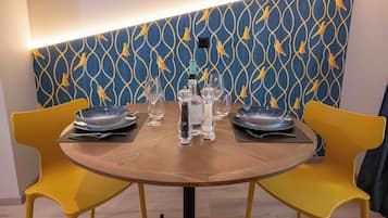 Apartamento de diseño | Zona de estar | Una pantalla de ordenador, una impresora