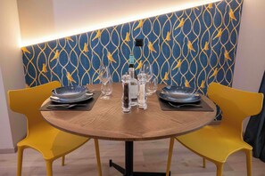 Departamento de diseñador | Área de sala de estar | Monitor de computadora y impresora 