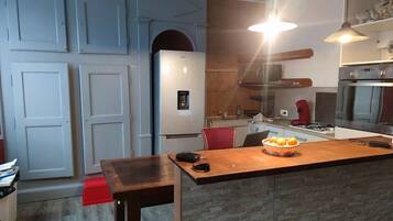 Micro-ondes, four, plaque de cuisson