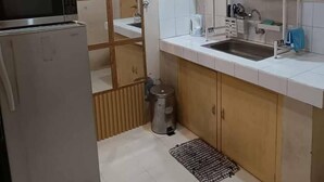 Fridge, oven, stovetop - Cozy Home in Dadiangas, General Santos City - Perfect for Families (General Santos City (Dadiangas))