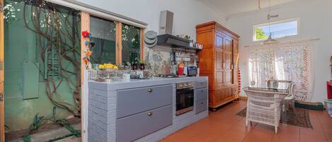 Fridge, microwave, oven, coffee/tea maker