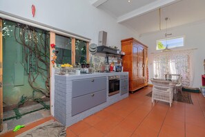 Fridge, microwave, oven, coffee/tea maker - Secluded and elegant house with pool, perfect for four people (Cape Town)