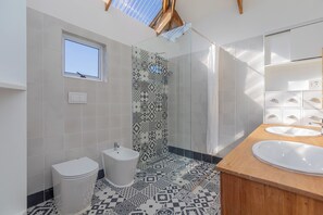 Shower, hair dryer, bidet, towels