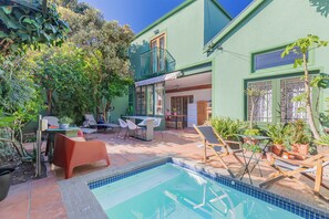 Outdoor dining - Secluded and elegant house with pool, perfect for four people (Cape Town)