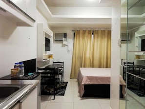 1 chambre, fer et planche à repasser, accès à Internet