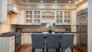 Coffee/tea maker, fridge, microwave, oven - Updated Spacious Home w AC & Hot Tub Walk to Town! (Aspen)