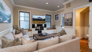 Een smart-tv, een open haard, een stereo en een kantoor