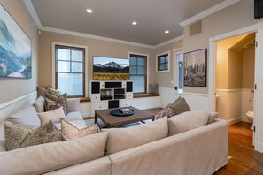 Smart TV, chimenea, estéreo, oficina