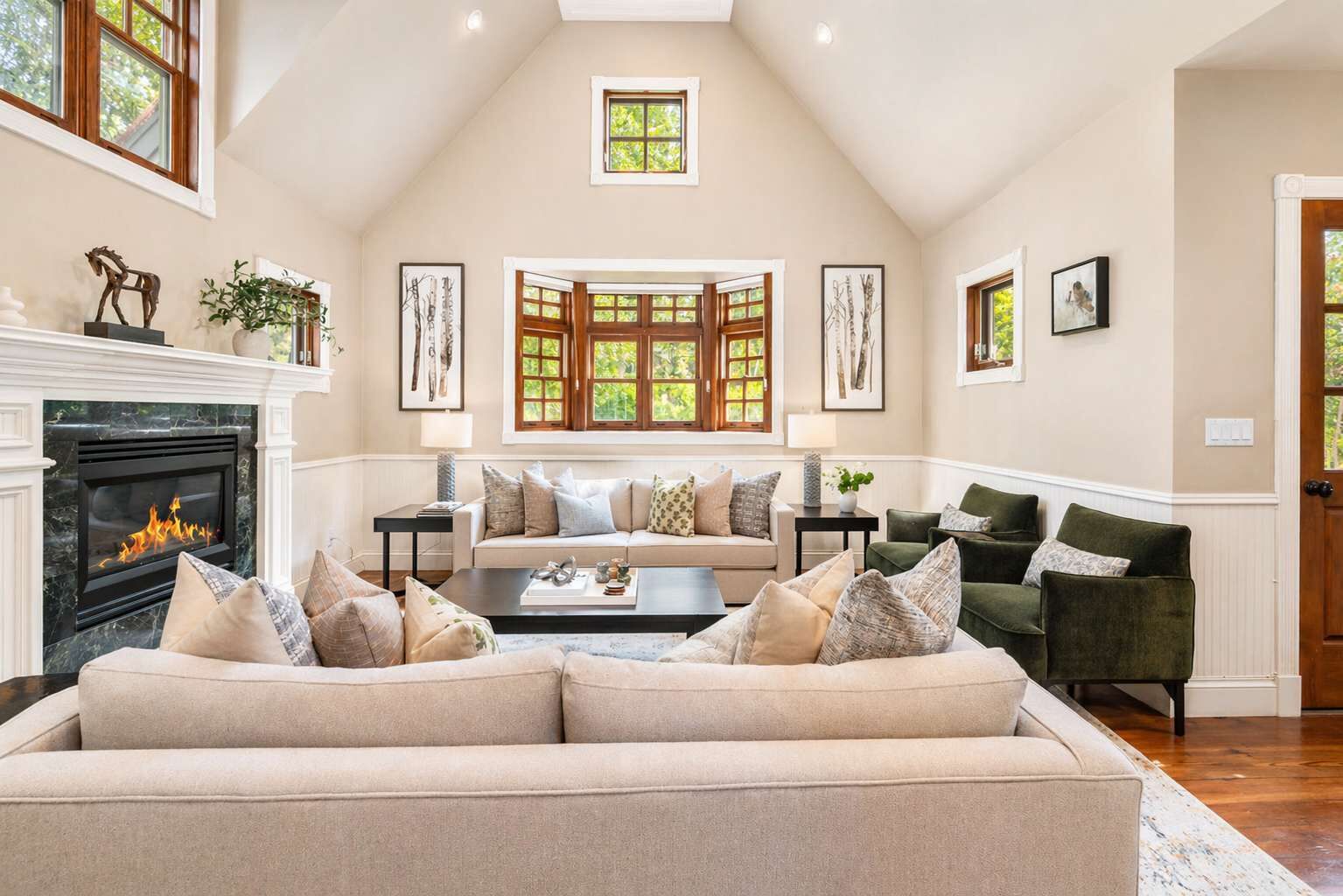 TV connectée, cheminée, chaîne hi-fi, espaces bureaux