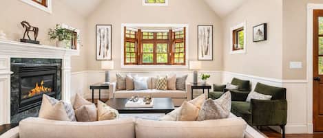 TV connectée, cheminée, chaßne hi-fi, espaces bureaux