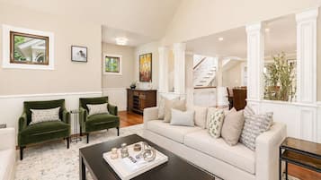 Smart-tv, pejs, stereoanlæg, kontorer