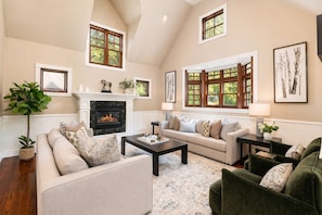 Smart TV, fireplace, stereo, offices - Updated Spacious Home w AC & Hot Tub Walk to Town! (Aspen)