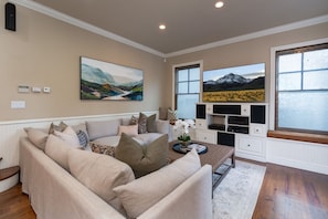 Smart TV, fireplace, stereo, offices - Updated Spacious Home w AC & Hot Tub Walk to Town! (Aspen)