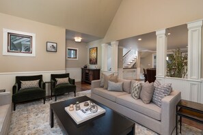 Smart TV, fireplace, stereo, offices - Spacious Designer 3BR Victorian with AC & Hot Tub (Aspen)