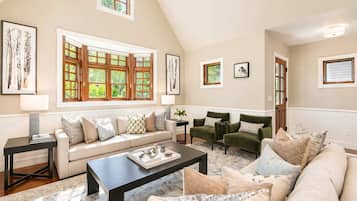 Smart TV, chimenea, estéreo, oficina