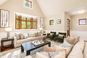 Älytelevisio, takka, stereot, työhuone