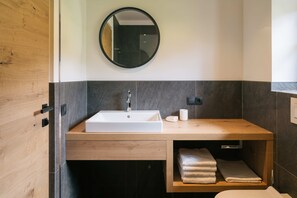 Douche, sèche-cheveux, bidet, serviettes fournies