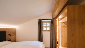 Travel crib, free WiFi, bed sheets