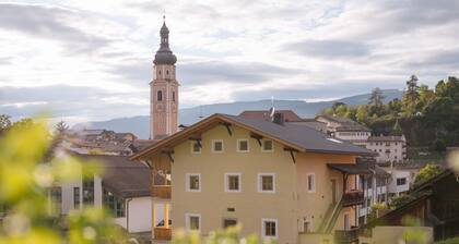 Historischer Bauernhof mit Ferienwohnungen im Zentrum von Kastelruth