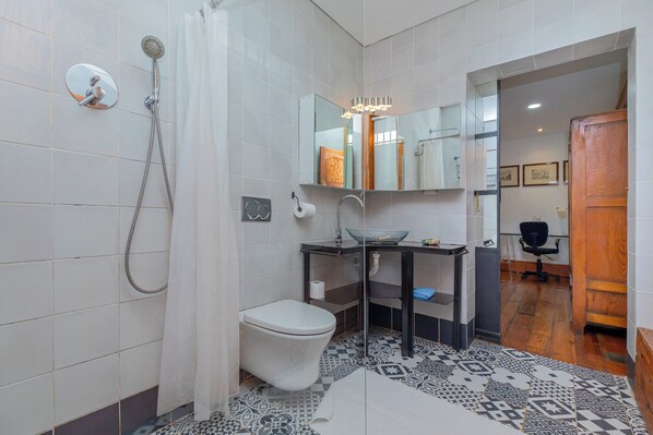 Ein modernes Badezimmer mit Dusche, Toilette und Waschbecken.