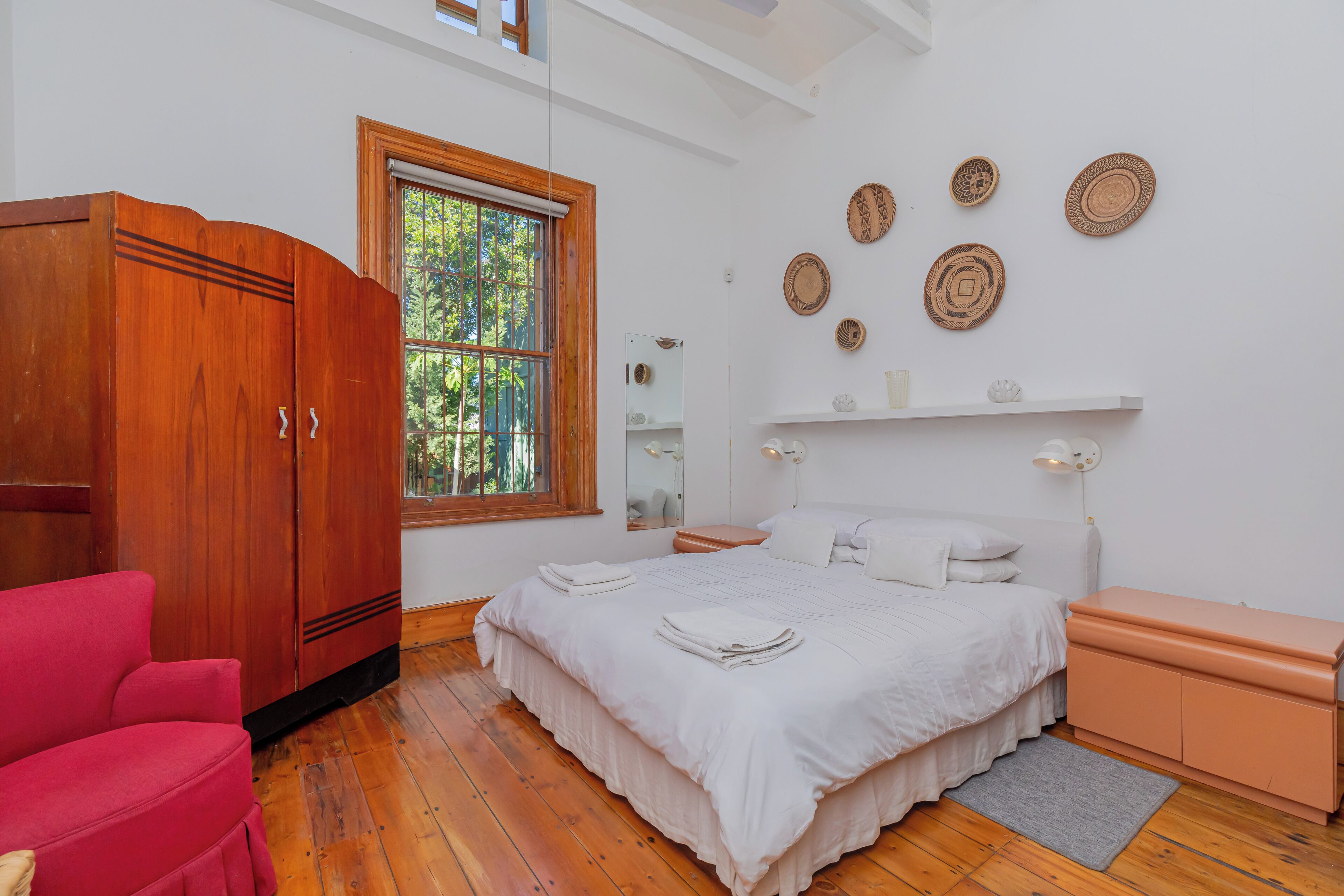 3 bedrooms, iron/ironing board, WiFi (free), bed sheets