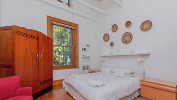 3 bedrooms, iron/ironing board, WiFi (free), bed sheets