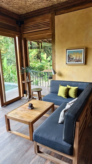 Villa, vista a la alberca | Área de sala de estar