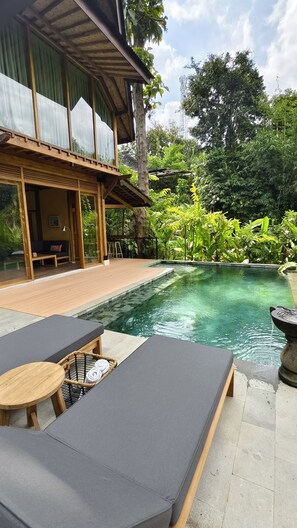 Una piscina al aire libre