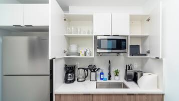 Cafetière/bouilloire, réfrigérateur, micro-ondes, plaque de cuisson