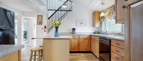 Een koelkast, een microgolfoven, een oven, een kookplaat