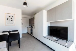 Classic Studio, Balcony | Living area | 32-inch flat-screen TV with digital channels - Studio Besso 31 (Lugano)
