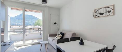 Studio classique, balcon | Aire de séjour | Téléviseur à écran plat de 32 po avec télévision numérique