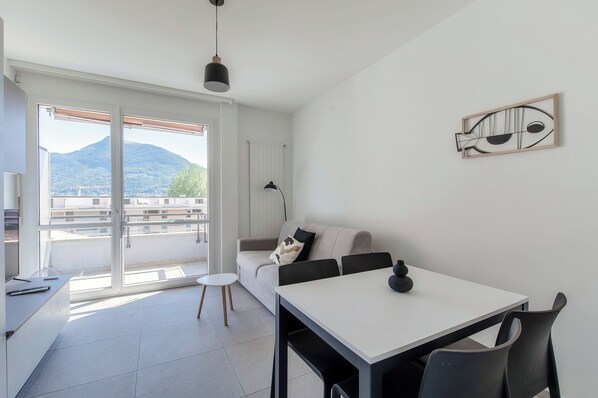 Studio Classique, balcon | Coin séjour | Télévision à écran plat de 32 pouces avec chaînes numériques