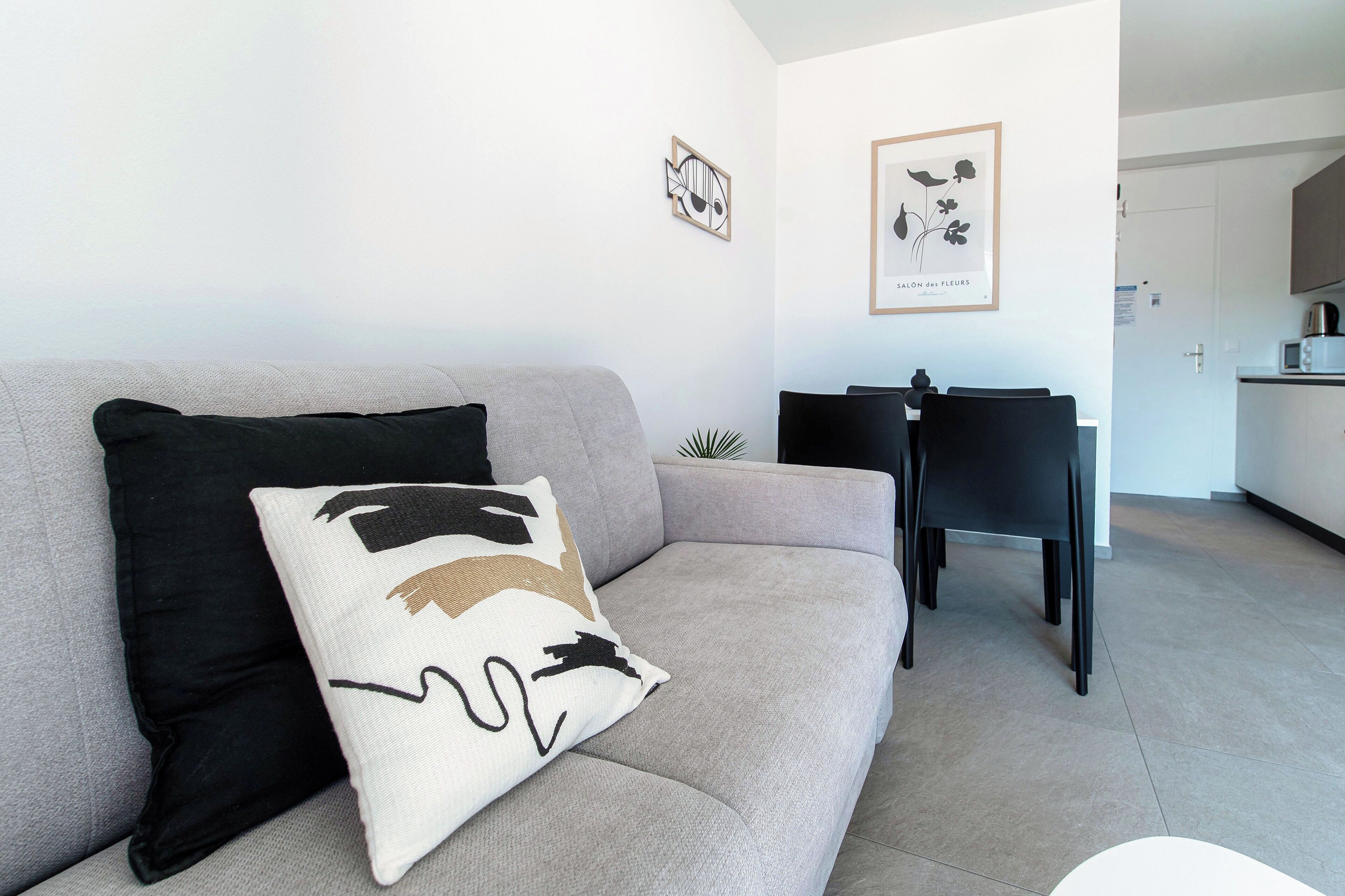 Studio classique, balcon | Aire de séjour | Téléviseur à écran plat de 32 po avec télévision numérique
