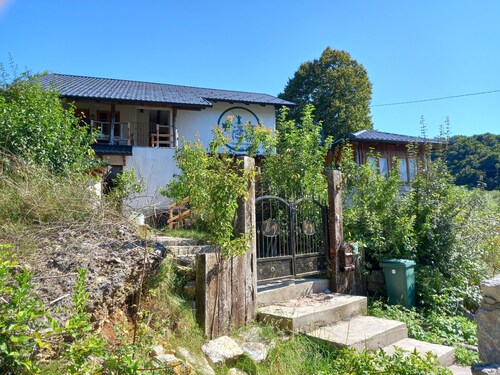 Bosnische Haus neben Fluss Una , mit Blick auf alte Festung Ostrovica