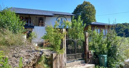 Bosnische Haus neben Fluss Una , mit Blick auf alte Festung Ostrovica